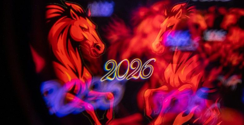 Какие украшения подарить парню на Новый 2026 год Огненной Лошади?