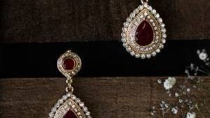 Какие украшения подарить брату на Новый 2026 год Огненной Лошади?