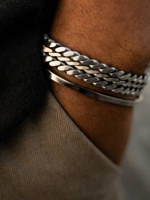 Какие украшения подарить внуку на Новый 2026 год