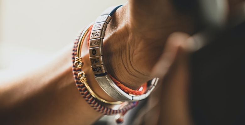 Какие украшения подарить племяннику на Новый 2026 год Огненной Лошади?