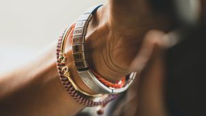 Какие украшения подарить племяннику на Новый 2026 год Огненной Лошади?