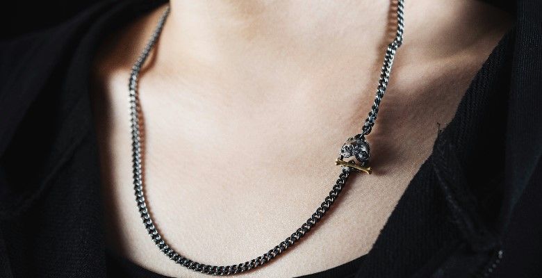 Почему чернеет кожа под цепочкой и как этого избежать