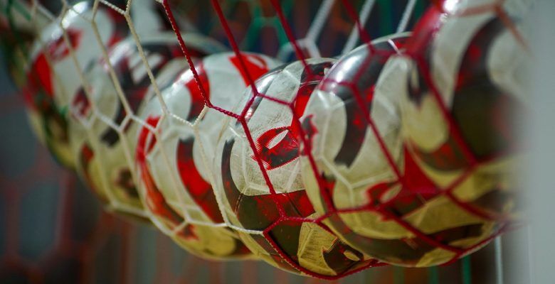 Украшения для футболистов и любителей футбола: стандартные и необычные идеи