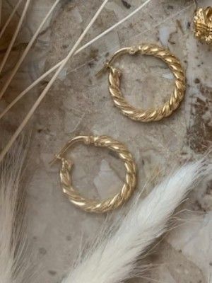 Какие украшения подарить воспитательнице на Новый 2026 год