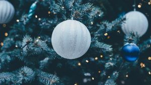 Какие украшения подарить папе парня на Новый 2026 год Огненной Лошади?