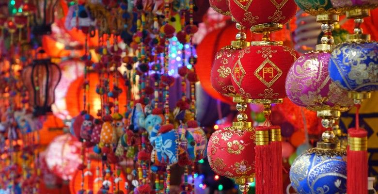 Какие украшения подарить маме парня на Новый 2026 год Огненной Лошади?