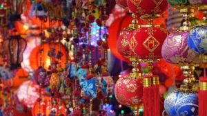 Какие украшения подарить маме парня на Новый 2026 год Огненной Лошади?