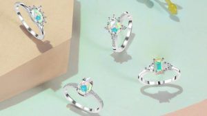 Какие украшения подарить теще на Новый 2026 год Огненной Лошади?