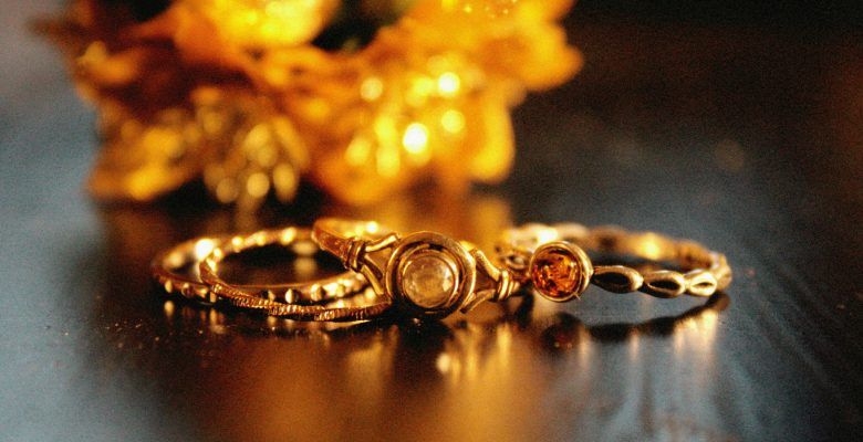 Какие украшения подарить родителям мужа на Новый 2026 год Огненной Лошади?