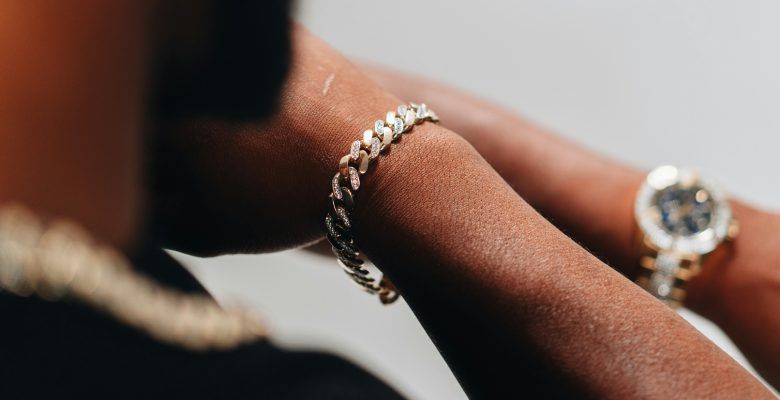 Какие украшения подарить свекру на Новый 2026 год Огненной Лошади?