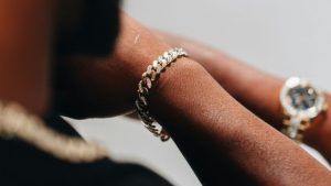 Какие украшения подарить свекру на Новый 2026 год Огненной Лошади? Какие украшения подарить свекру на Новый 2026 год Огненной Лошади?