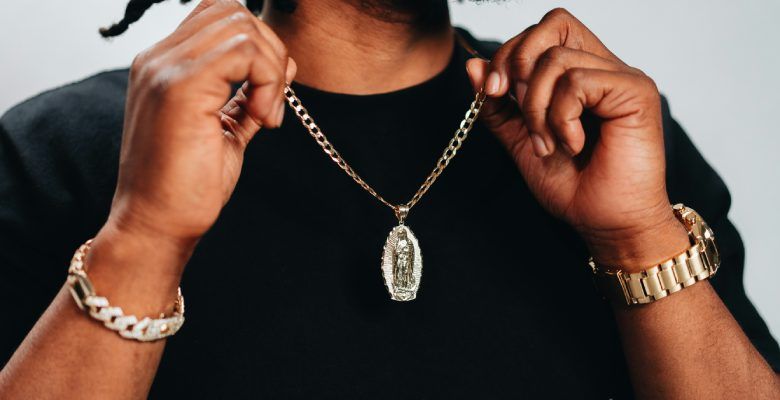 Какие украшения подарить сыну на Новый 2026 год Огненной Лошади?