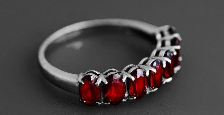 Какие украшения подарить девушке на Новый 2026 год Огненной Лошади?