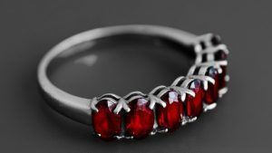 Какие украшения подарить девушке на Новый 2026 год Огненной Лошади?