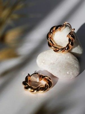 Какие украшения подарить подруге на Новый 2026 год