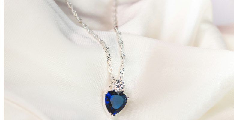 Какие украшения подарить родителям жены на Новый 2026 год Огненной Лошади?