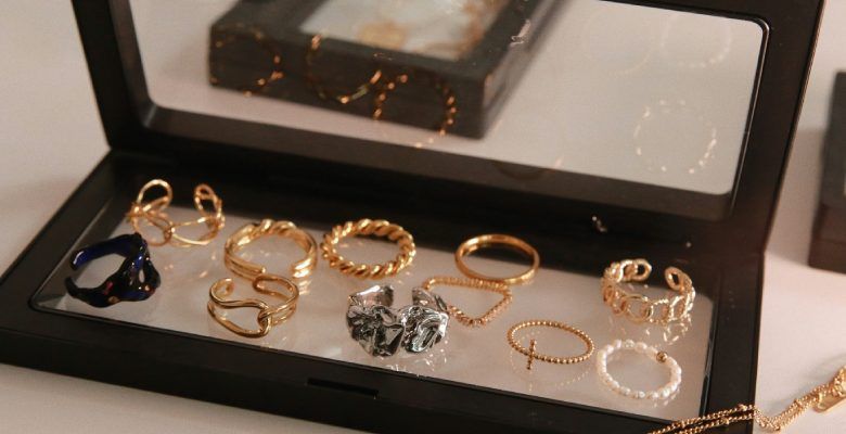 Какие украшения подарить дочери на Новый 2026 год Огненной Лошади?