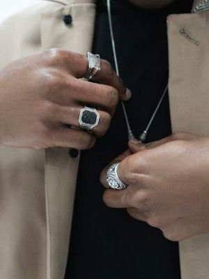 Какие украшения подарить другу на Новый 2026 год