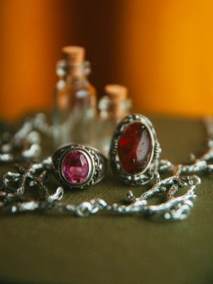 Какие украшения подарить родственникам на Новый 2026 год