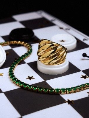 Какие украшения подарить парню на Новый 2026 год