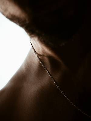  Какие украшения подарить брату на Новый 2026 год