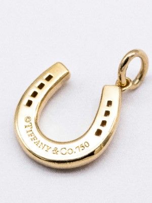 Какие украшения подарить девушке на Новый 2026 год