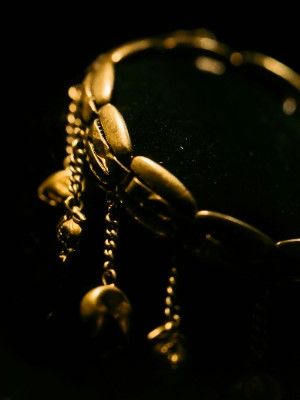 Какие украшения подарить жене на Новый 2026 год