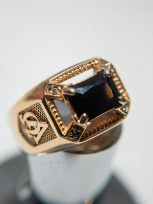 Какие украшения подарить свекру на Новый 2026 год