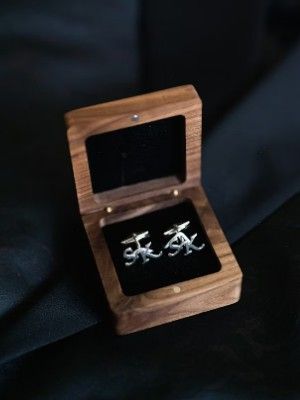 Какие украшения подарить другу на Новый 2026 год