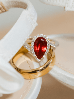 Какие украшения подарить родителям мужа на Новый 2026 год 