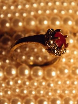 Какие украшения подарить подруге на Новый 2026 год