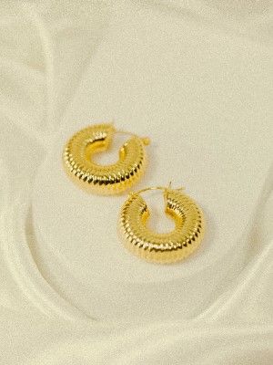 Какие украшения подарить родственникам на Новый 2026 год