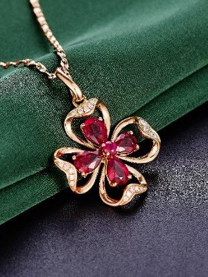 Какие украшения подарить невестке на Новый 2026 го