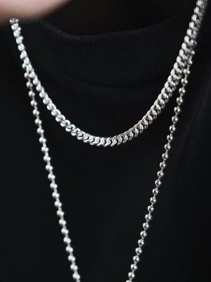 Почему чернеет кожа под цепочкой