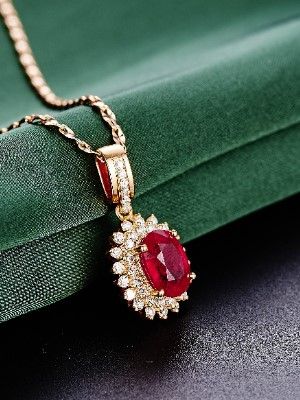 Какие украшения подарить маме девушки на Новый 2026 год