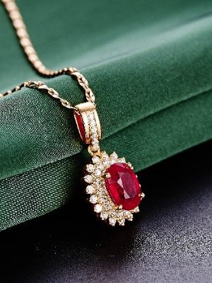 Какие украшения подарить маме парня на Новый 2026 год