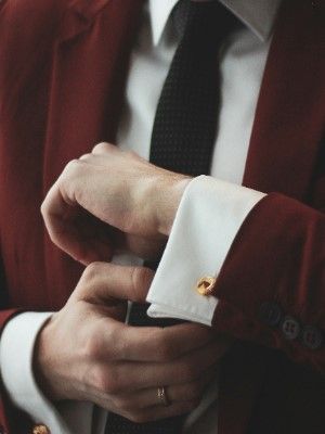 Какие украшения подарить мужу на Новый 2026 год