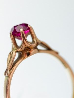 Какие украшения подарить жене на Новый 2026 год