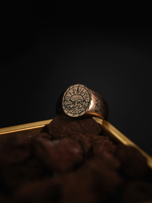 Какие украшения подарить сыну на Новый 2026 год Огненной Лошади