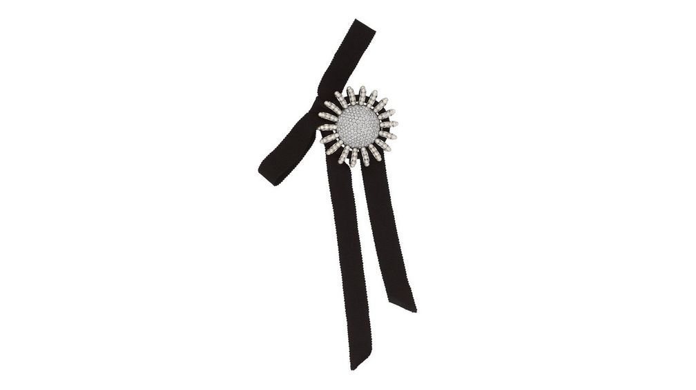 Брошь от Chanel с бриллиантами, культивированным жемчугом и лентой из грогрена оценивается в 30 000–50 000 долларов и будет продана на аукционе Magnificent Jewels