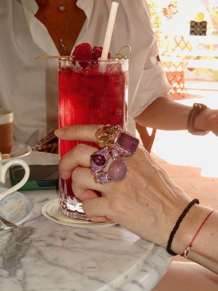 Кольцо в виде жука-носорога из 18-каратного розового золота с сапфирами и аметистами, создающими великолепный эффект омбре вокруг сочного трехцветного турмалина. Кольцо Nammu, названное в честь богини моря, из 18-каратного розового золота с турмалином, аметистами и мистическим халцедоном