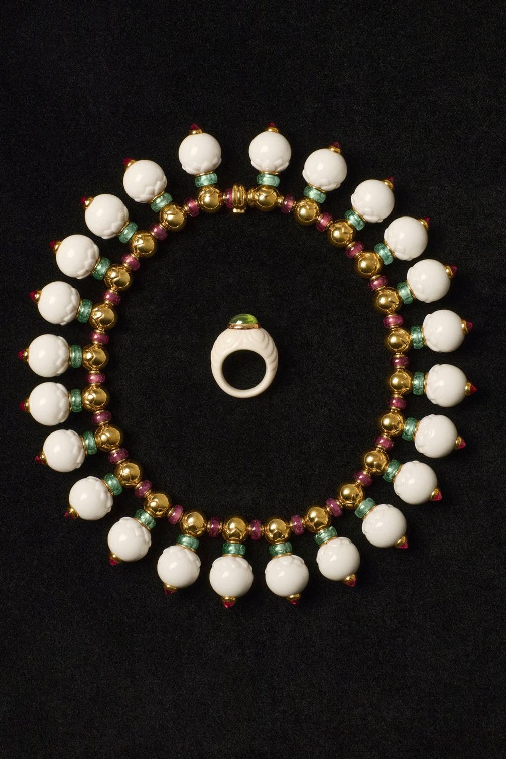 Ювелирные изделия, представленные на выставке Bulgari Kaleidos: Colors, Cultures and Crafts в Токио