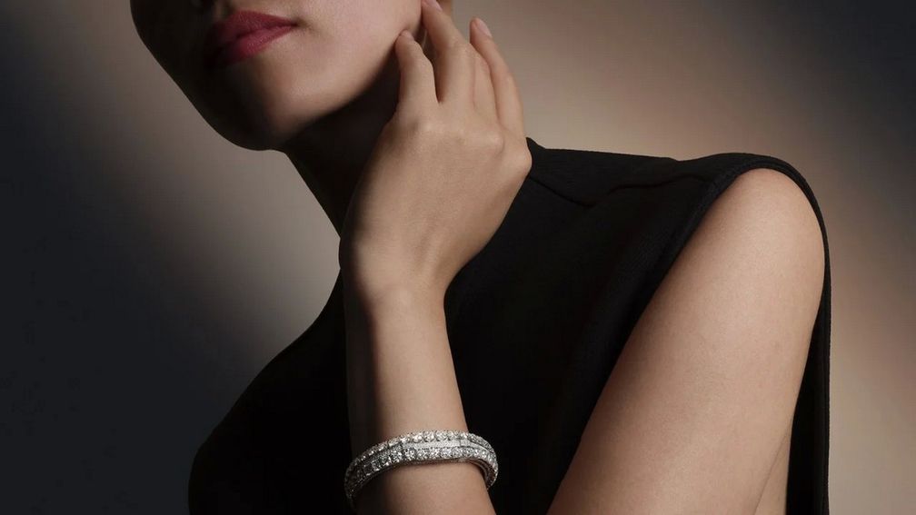 На руке модели — часы 101 Secrets от Jaeger-LeCoultre, инкрустированные бриллиантами