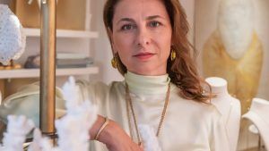 Дизайнер ювелирных украшений отмечает 25-летний юбилей своего бизнеса Дизайнер ювелирных украшений отмечает 25-летний юбилей своего бизнеса