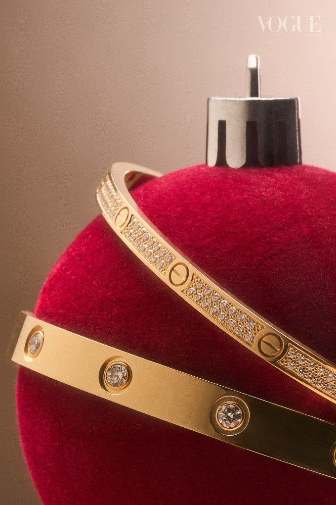 Браслеты Love из желтого золота: маленькая модель с бриллиантами в технике паве и классическая модель с 10 бриллиантами 