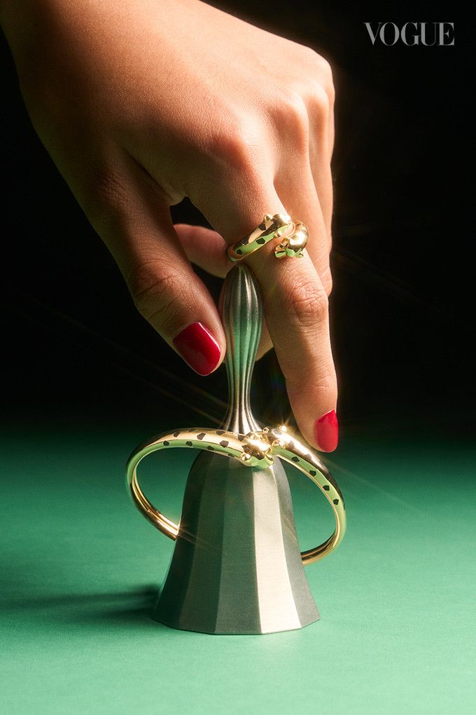 Кольцо и браслет Panthère de Cartier из желтого золота с черным лаком, ониксом и цаворитами