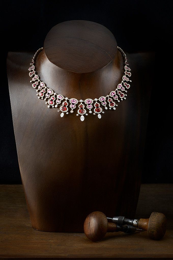 Колье Wulu Yulin из белого золота с рубинами овальной огранки, розовыми сапфирами и бриллиантами. Дизайн вдохновлен древними фресками в пещерах Юйлинь. Фото: Qeelin