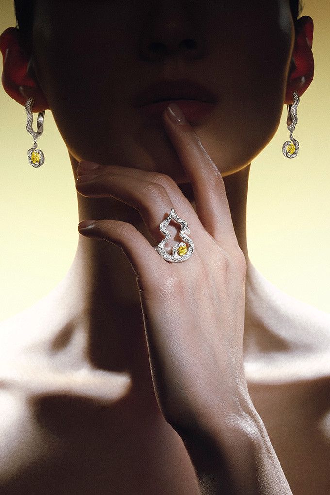 Формы украшений Wulu Fairy вдохновлены фресками с феями, исполняющими традиционный танец «Рукава на воде». Серьги и кольцо из белого золота с бриллиантами инкрустированы желтыми бриллиантами. Фото: Qeelin