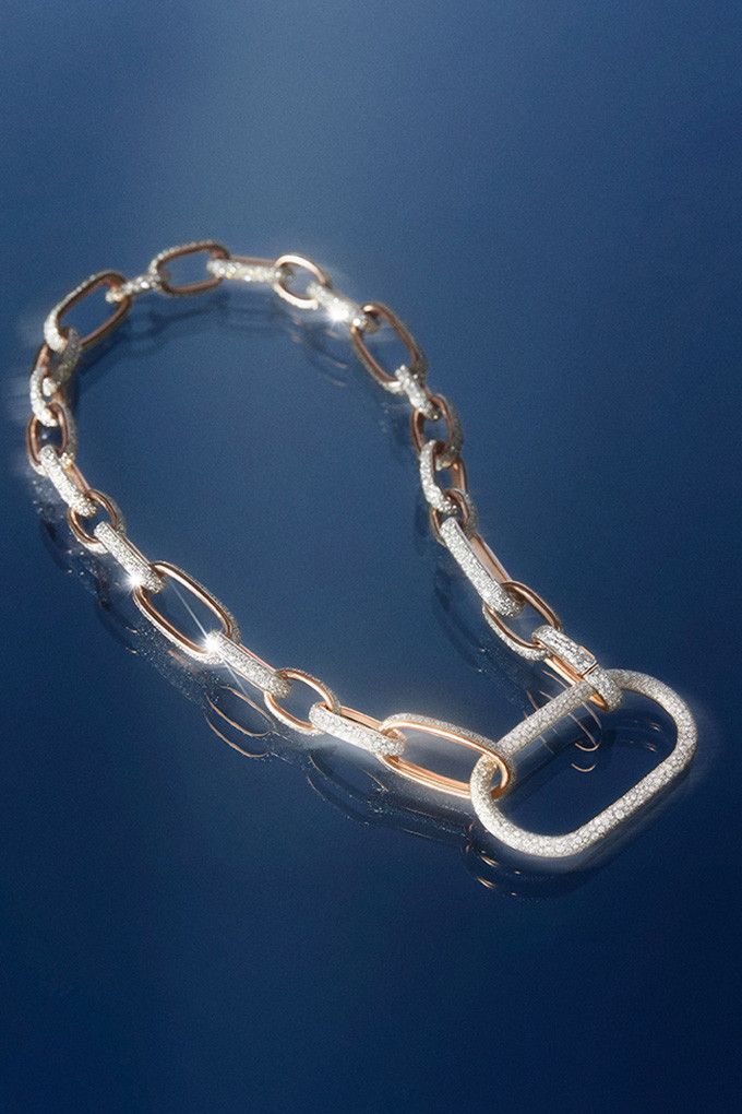 Бриллианты сверкают в нерегулярной оправе — деталь миланского мастерства, придающая изделиям Pomellato непринужденный вид Бриллианты сверкают в нерегулярной оправе — деталь миланского мастерства, придающая изделиям Pomellato непринужденный вид