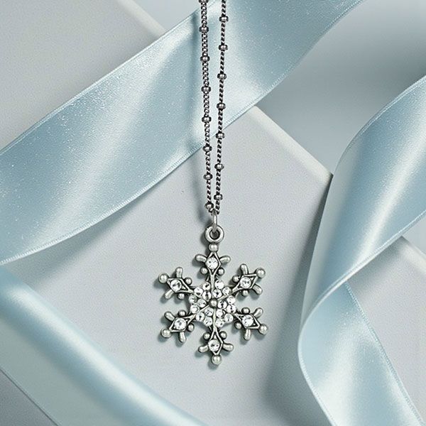 Ожерелье Nivia Crystal от Anee Koplik в виде снежинки из белого металла с покрытием из состаренного серебра Ожерелье Nivia Crystal от Anee Koplik в виде снежинки из белого металла с покрытием из состаренного серебра